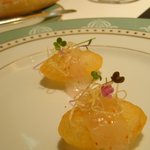 カワハギと二度揚げして膨らんだポテト　柚子の香り(正式名称は不明)。