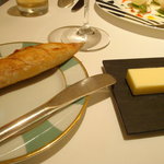 レストラン タテル ヨシノ - パンとバター。