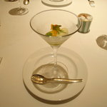 レストラン タテル ヨシノ - バナナとアボカドのムース　オリーブオイルのアイスを添えて(正式名称は不明)。