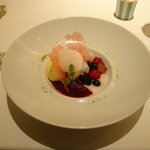 レストラン タテル ヨシノ - 赤いフルーツのマリネとベトラーブのジュレに軽いバニラのクリーム。
