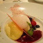 レストラン タテル ヨシノ - 赤いフルーツのマリネとベトラーブのジュレに軽いバニラのクリーム。