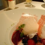レストラン タテル ヨシノ - 赤いフルーツのマリネとベトラーブのジュレに軽いバニラのクリーム。
