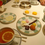 紅茶と小菓子。