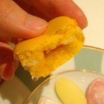 レストラン タテル ヨシノ - マカロン(シトロン)。蜂蜜のようなトロトロのレモンソース入りです。