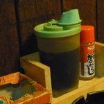 栄屋酒場 - フタ付のレトロな醤油差し
