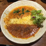 SPICY CURRY 魯珈 - 選べる2種カレー（950円。チキンカレーと限定カレー）
