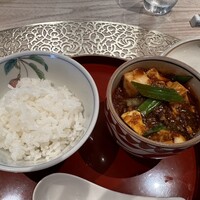 中国菜 ARATA - シチューのような和牛の麻婆豆腐。食べるうちにピリピリと。友人は汗をかいていました。冷たい担々麺も選択可能。