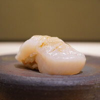 陸奥前鮨 善知鳥 - ◇帆立（陸奥湾）
                    48時間昆布で〆ることで、尖ったシャリに負けない一体感を帆立で表現！肉厚！