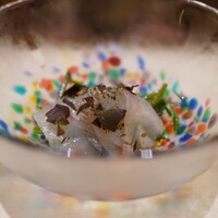 陸奥前鮨 善知鳥 - 昆布〆＋ローストした昆布が交わると、食感で極上の旨味が引き出される。いきなり美味しい！