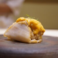 陸奥前鮨 善知鳥 - ◇鮑のいちご煮と雲丹
                    下北半島の鮑を郷土料理のいちご煮として、シャリを包んで雲丹を乗せたスペシャリテ。