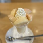 フルーツパーラーゴトー - 料理写真:桃パフェ