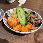 肉の頂 - キムチとナムルの盛り合わせ。美味し。