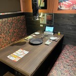 肉の頂 - テーブル席。