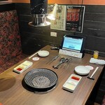 肉の頂 - テーブル席。