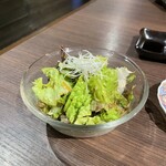 肉の頂 - サラダ。美味し。