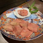 肉の頂 - 厚切り牛タン、薄切り上タン。美味し。