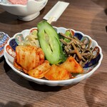 肉の頂 - キムチとナムルの盛り合わせ。美味し。