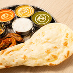 インド料理 DILLI PALACE - ラージャセット（カレー三種・サラダ・ナン・ドリンク・タンドリーチキン・手羽先・タンドリープラウン・ライス）