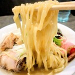 はらや TORI PAITAN RAMEN - 特製鶏白湯の大盛りの麺リフト