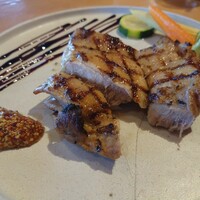 RED ROOM rooftop & grill - グリルチキン (1,045円)