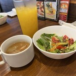 イタリア食堂 クチナーレ - ランチセットのサラダ、スープ、マンゴージュース