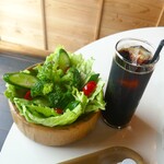 ピッツァリート - グリーンサラダとアイスコーヒー