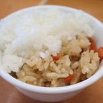 ロジェ・カフェヌードル - 半々炊込みご飯と半々ライス