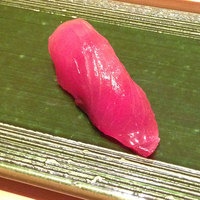 鮨 くりや川 - かつお（シャリとネタの間に、かんぴょうとミョウガがあって爽やか）