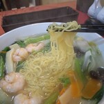 中華料理 喜 - えびそばの麺アップ