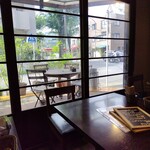 カネ保水産 - 落ち着いたウッディな内装とテラス席