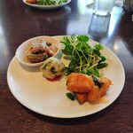 カネ保水産 - 前菜盛り合わせ、豆苗がアクセント