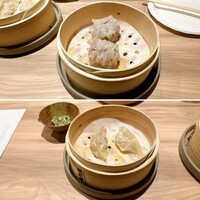 パルコ フィエラ - シャコと木の芽の蒸し餃子＠1,300円（税込）、羊と発酵ふきのとうの焼売＠1,500円（税込）
                    （※いずれもハーフサイズ）