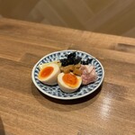 酒肴場 屯 - トッピング（味玉、チャーシュー、メンマ、岩海苔、レモン）は別皿提供