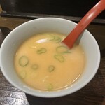 くりやん - 豚骨スープも付いてきます。これも美味しい！