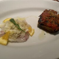 イル カルディナーレ 銀座本店 - 選べる前菜2品（カンパチのカルパッチョ、イワシと米茄子トマトソース重ね焼き）