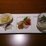 喜臨軒 - 前菜３種はクラゲと酸蘿トと棒々鶏と皮蛋豆腐