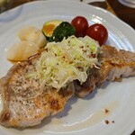 キッチン ブルー グローブ - 豚ロースソテーのアップ