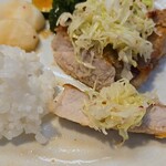 キッチン ブルー グローブ - 美味しいロースソテー、沖縄雪塩とピンクペッパーが良いね