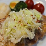 キッチン ブルー グローブ - ピンクペッパーが見えるキャベツ