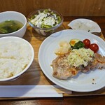 キッチン ブルー グローブ - 豚ロースソテー　沖縄雪塩とピンクペッパーのキャベツ添え