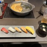 寿司しゃぶしゃぶ ゆず庵 - 本日の握り五貫盛り（右からまぐろ、いか、サーモン、エビ、たまご）、お吸い物、爽健美茶