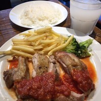 渋谷アチェーゾ - グリルチキンステーキ　ガーリックトマトソース　1,000円