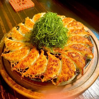 翌日の匂いを気にせず楽しめる低臭にんにくを使用した餃子が自慢