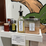 家系ラーメン 革新家 TOKYO - 味変アイテム  内観