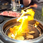 あみやき亭 - ホルモン焼いたら、もはや火事!!