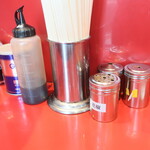 ラーメン二郎 - 卓上調味料