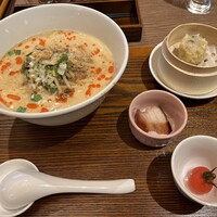 正宗広東私房菜サワダ 梅田エスト店 - 担々麺ランチ