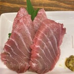 本まぐろ大船団 - 本まぐろ脳天中とろ刺身(555円税別) は脂ノリノリです。