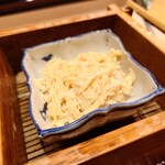 すし 良月 - 毛蟹の蒸し鮨:器の下に敷いた大葉を薫らせる光るセンス…