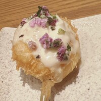 フレンチ串揚げBEIGNET 東京 - 帆立のムース。白ワインソース